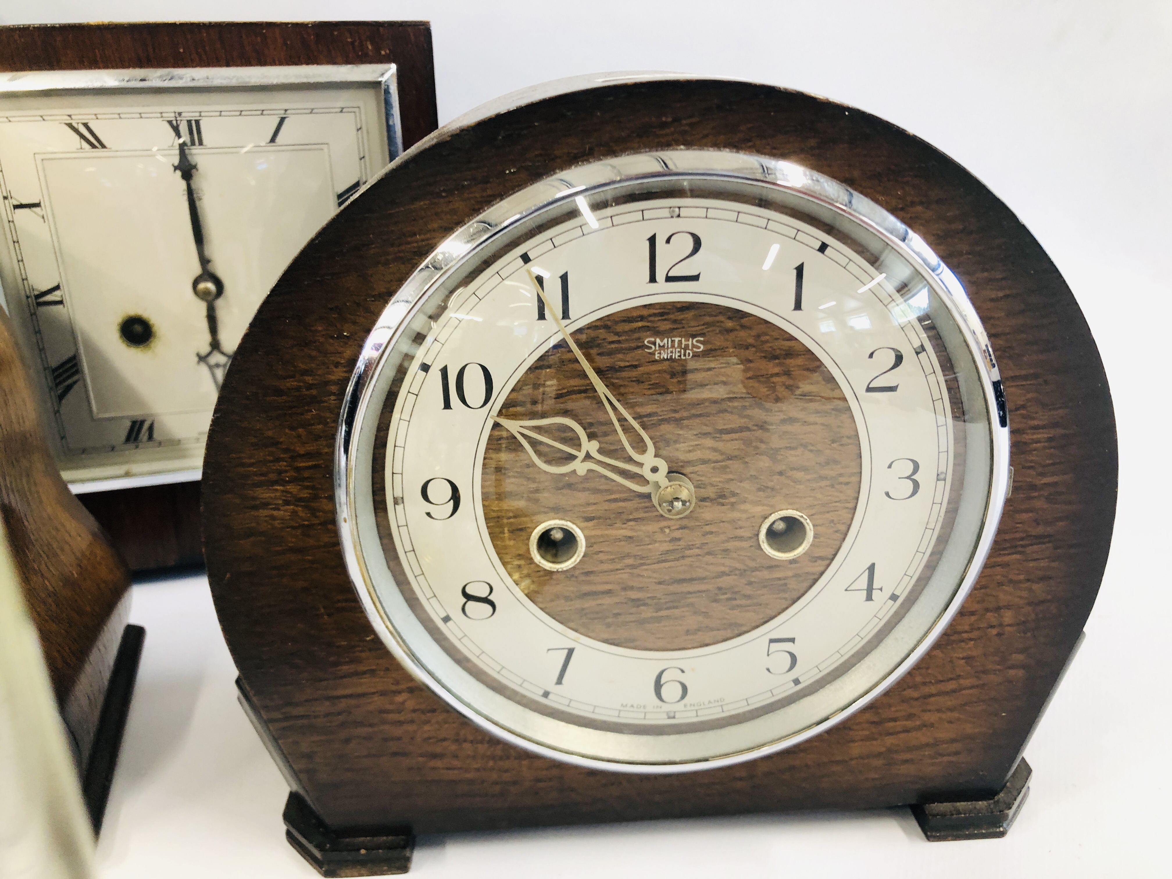 A GROUP OF SIX VARIOUS MANTEL CLOCKS TO INCLUDE SMITHS AND ANVIL EXAMPLES AND TWO ANNIVERSARY - Image 5 of 8