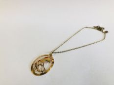 A YELLOW METAL PENDANT NECKLACE, THE OVAL PENDANT WITH PIERCED BIRD DESIGN (CONTINENTAL HALL MARKS).