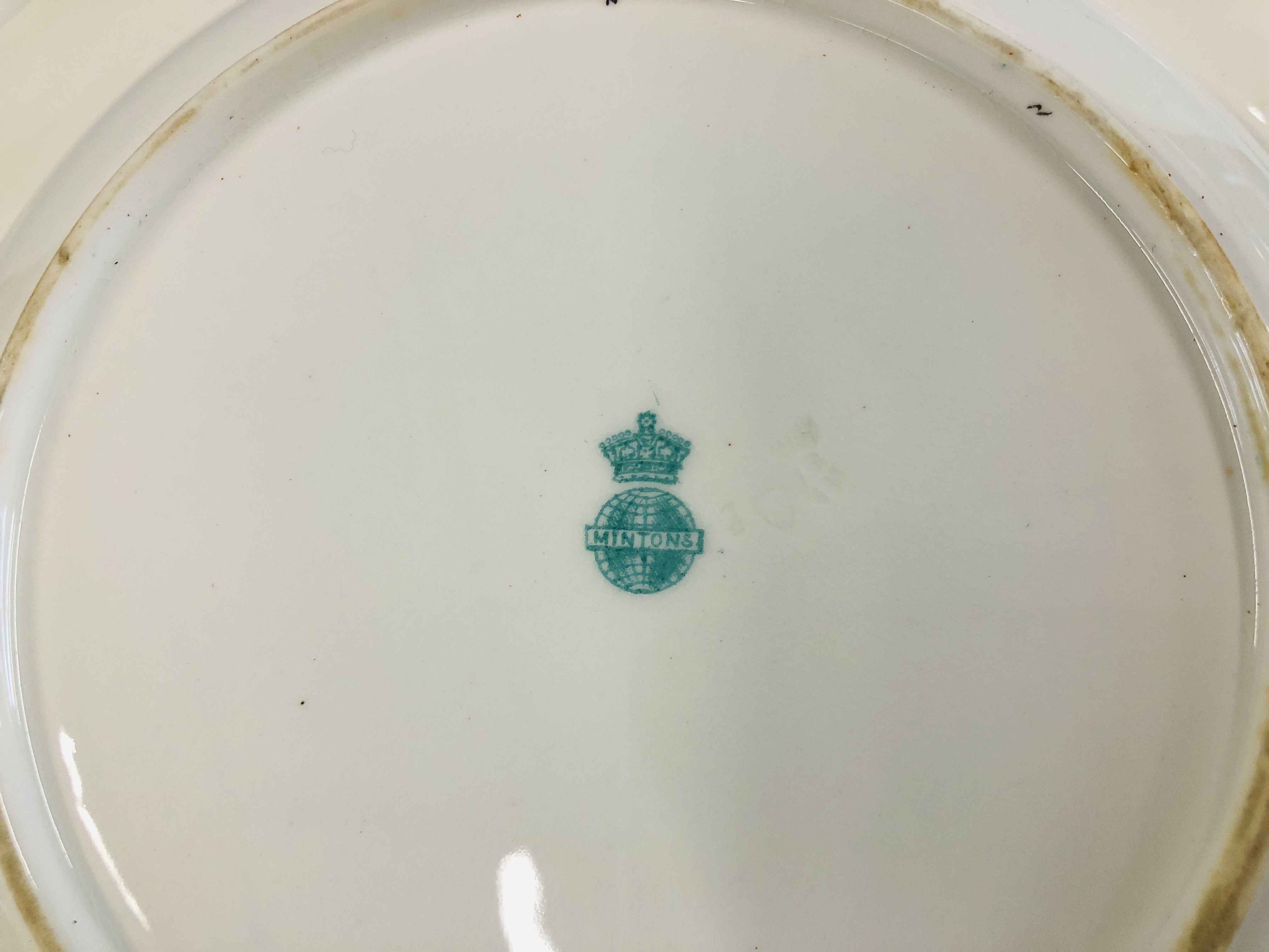 AN EXTENSIVE COLLECTION OF WHITE PORCELAIN AND CHINA DINNER PLATES TO INCLUDE ROYAL WORCESTER AND - Image 12 of 19