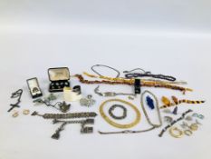 A GROUP OF VINTAGE JEWELLERY TO INCLUDE AMBER AND AMBER TYPE EXAMPLES,