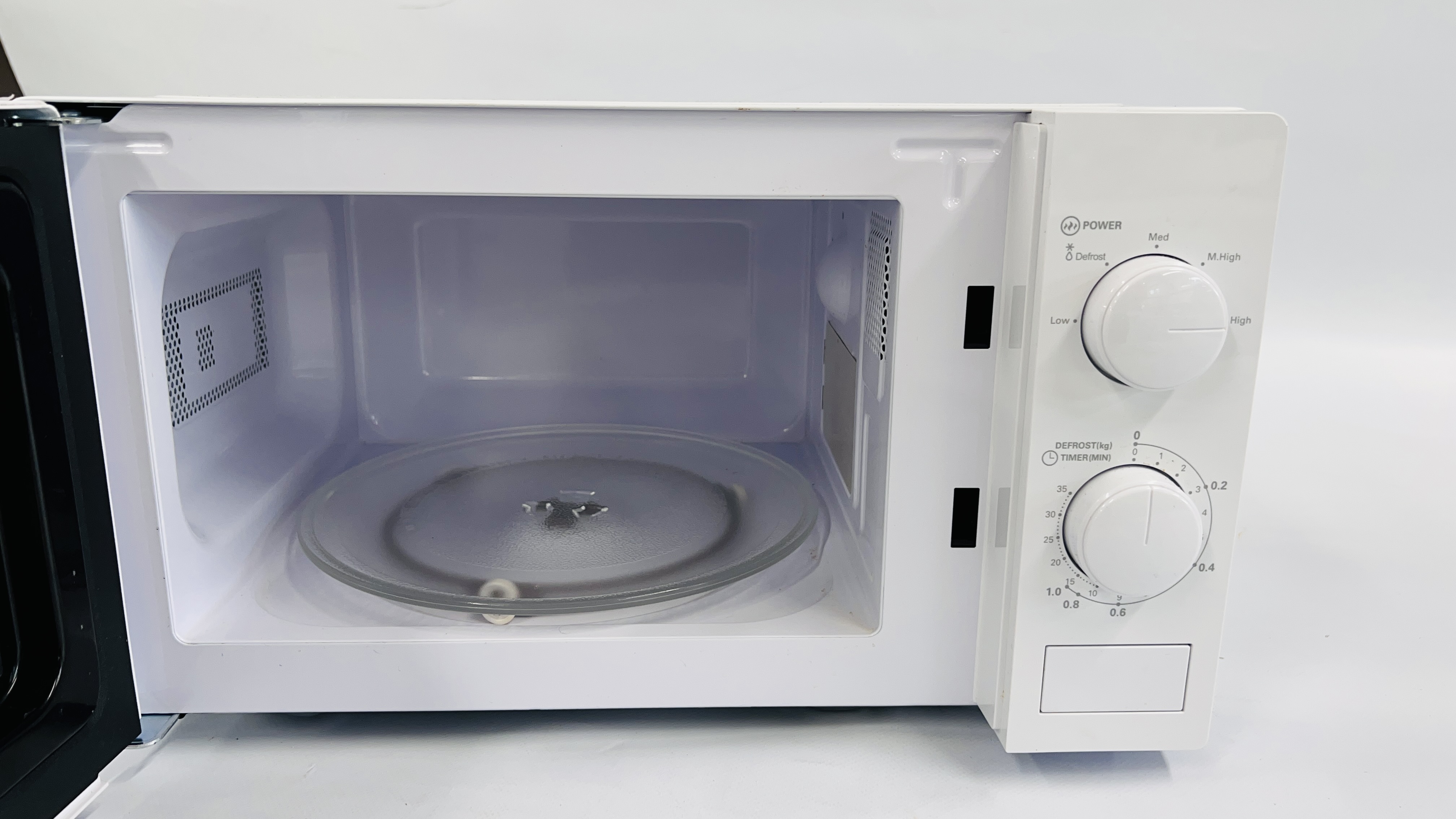 TESCO WHITE MICROWAVE - SOLD AS SEEN. - Image 3 of 4