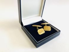 A PAIR OF 9CT GOLD CUFF LINKS.