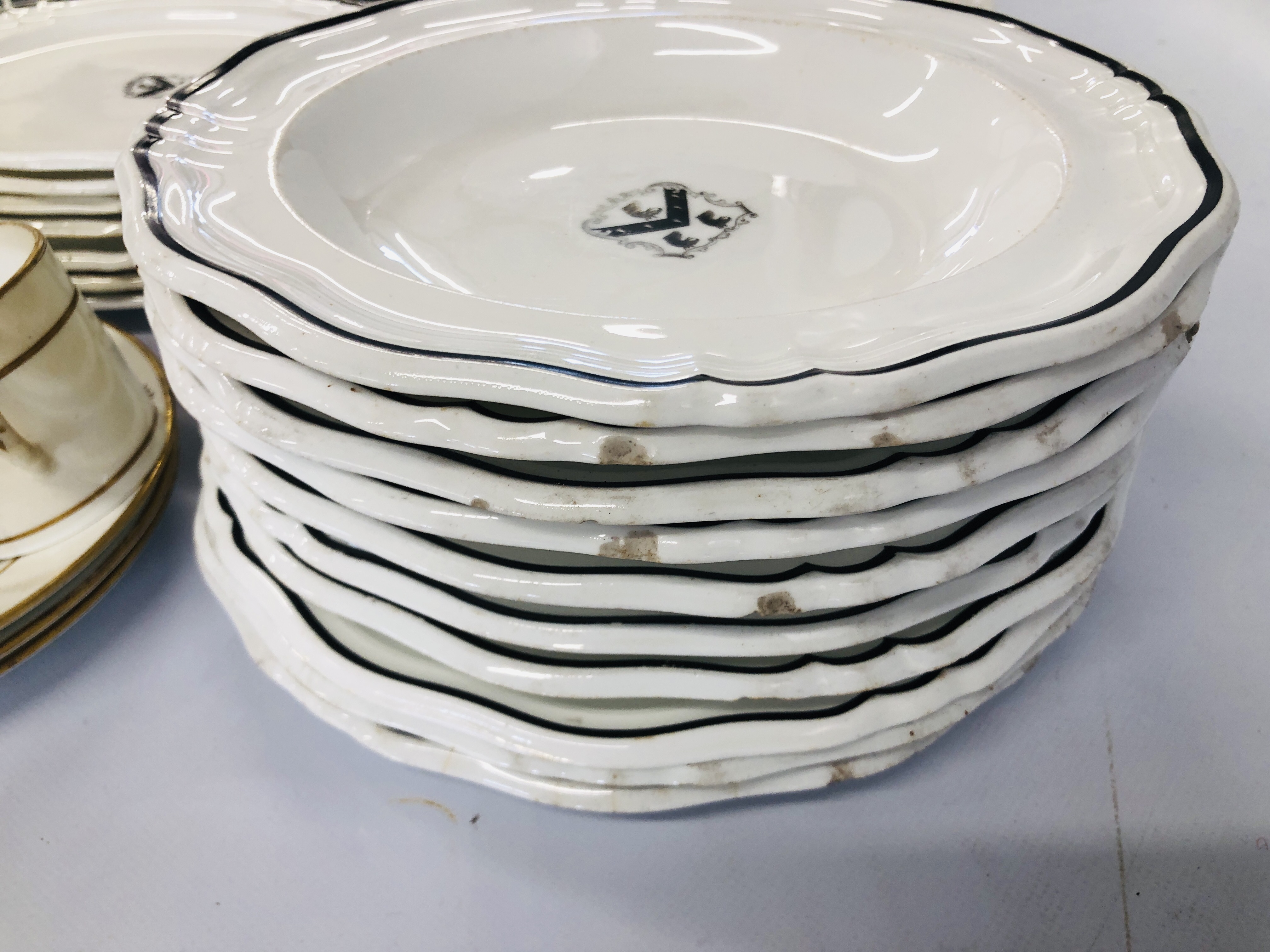 AN EXTENSIVE COLLECTION OF WHITE PORCELAIN AND CHINA DINNER PLATES TO INCLUDE ROYAL WORCESTER AND - Image 19 of 19