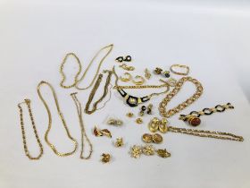 SELECTION OF VINTAGE GOLD TONE JEWELLERY TO INCLUDE BRACELETS, NECKLACES AND EARRINGS.