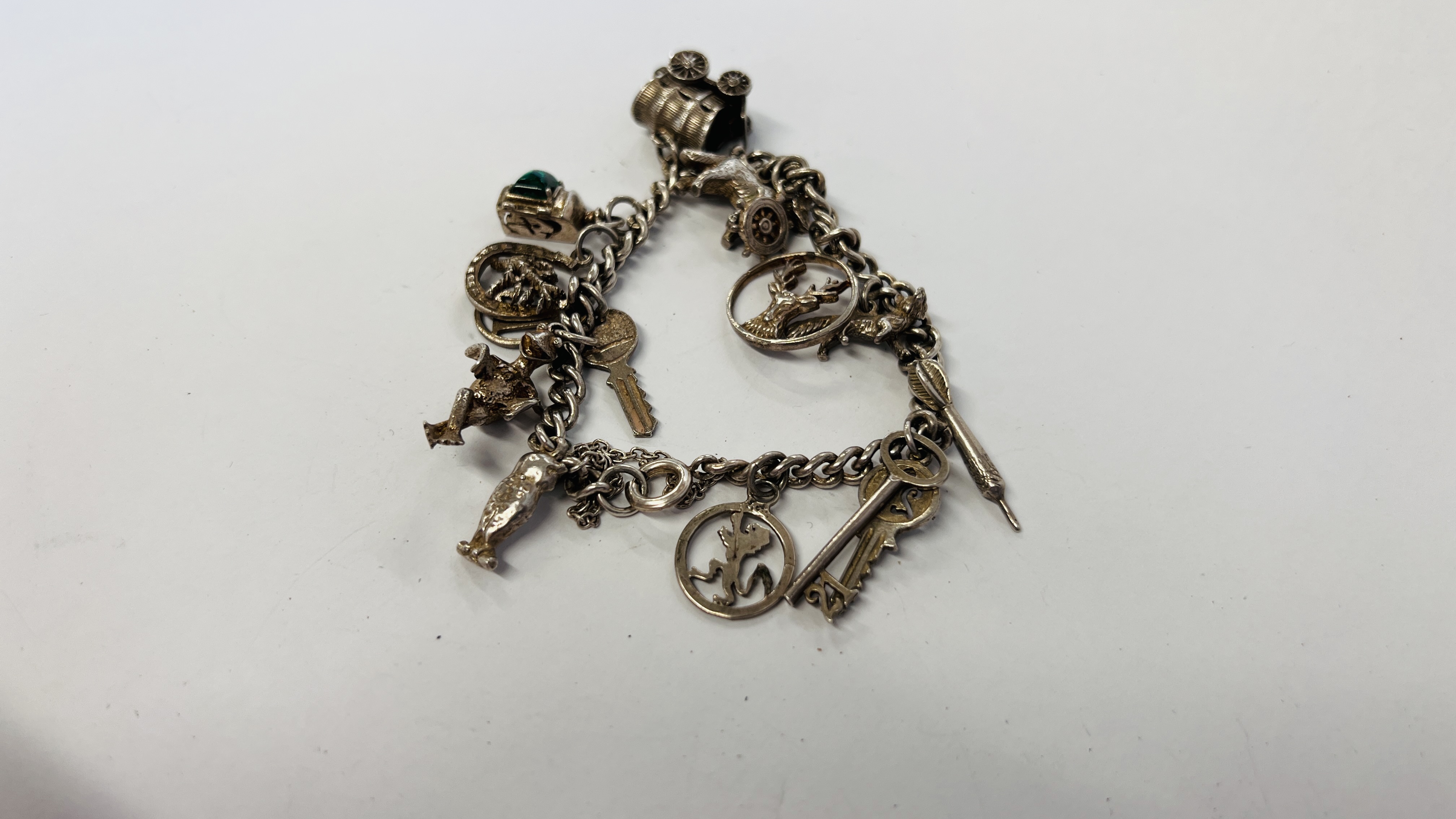 VINTAGE 925 SILVER BRACELET WITH 13 CHARMS ATTACHED. - Image 4 of 6