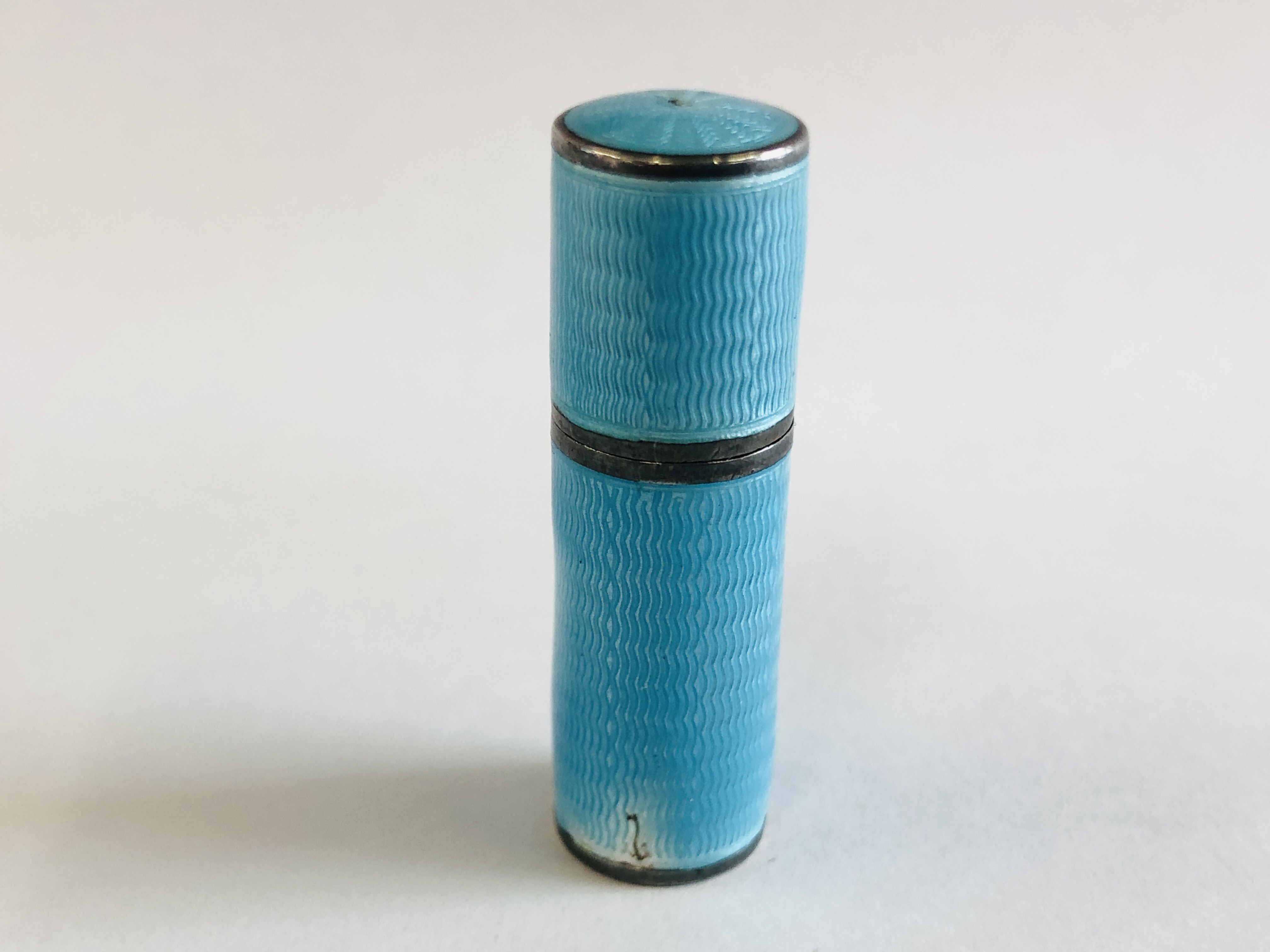 A VINTAGE ENAMELED SILVER CYLINDRICAL THREADED SCENT BOTTLE HOLDER CONTAINING A CLEAR GLASS SCENT - Image 3 of 7