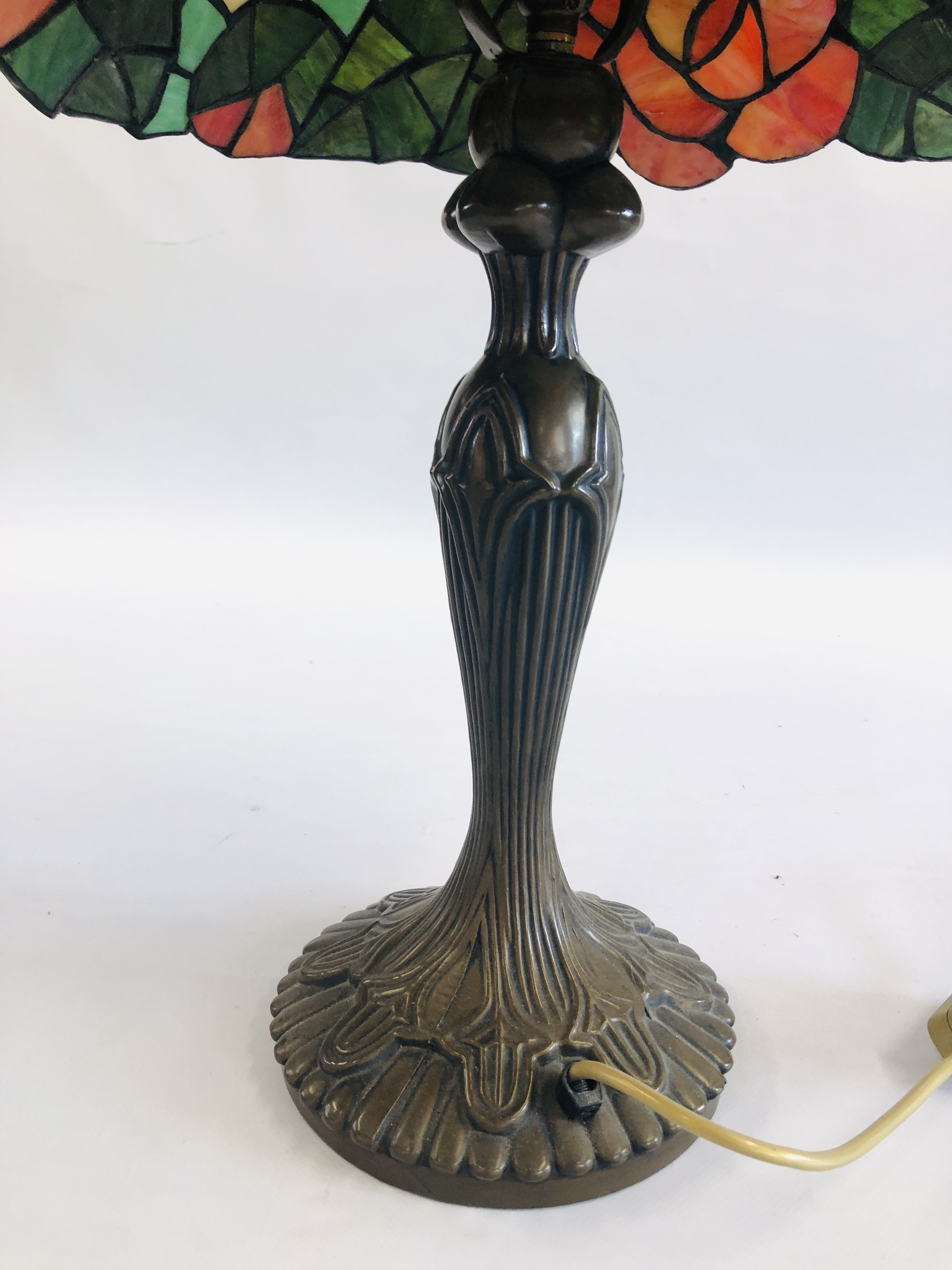 A DECORATIVE TIFFANY STYLE TABLE LAMP H 60CM - SOLD AS SEEN. - Image 4 of 4