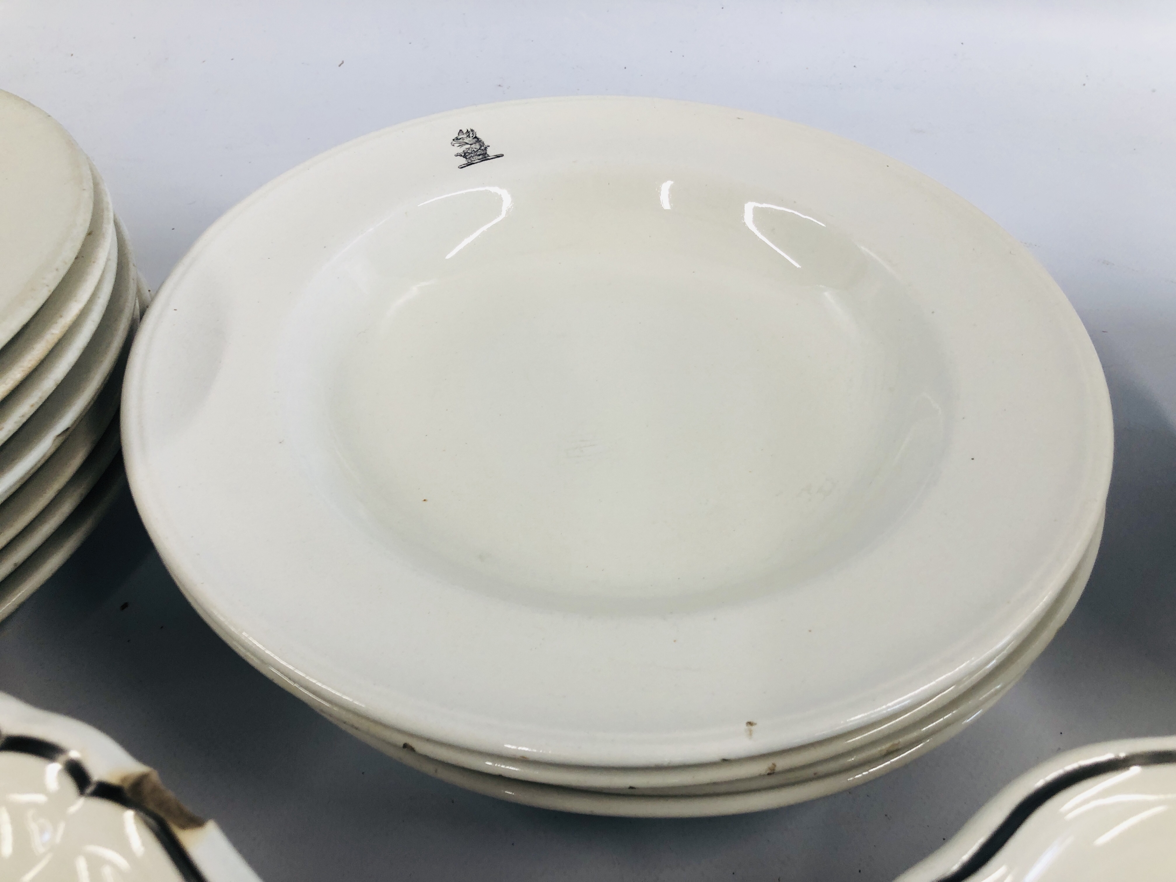 AN EXTENSIVE COLLECTION OF WHITE PORCELAIN AND CHINA DINNER PLATES TO INCLUDE ROYAL WORCESTER AND - Image 16 of 19