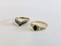 A 9CT GOLD ONYX SET RING, A 9CT GOLD WISH BONE RING SET WITH BLUE AND WHITE STONES.