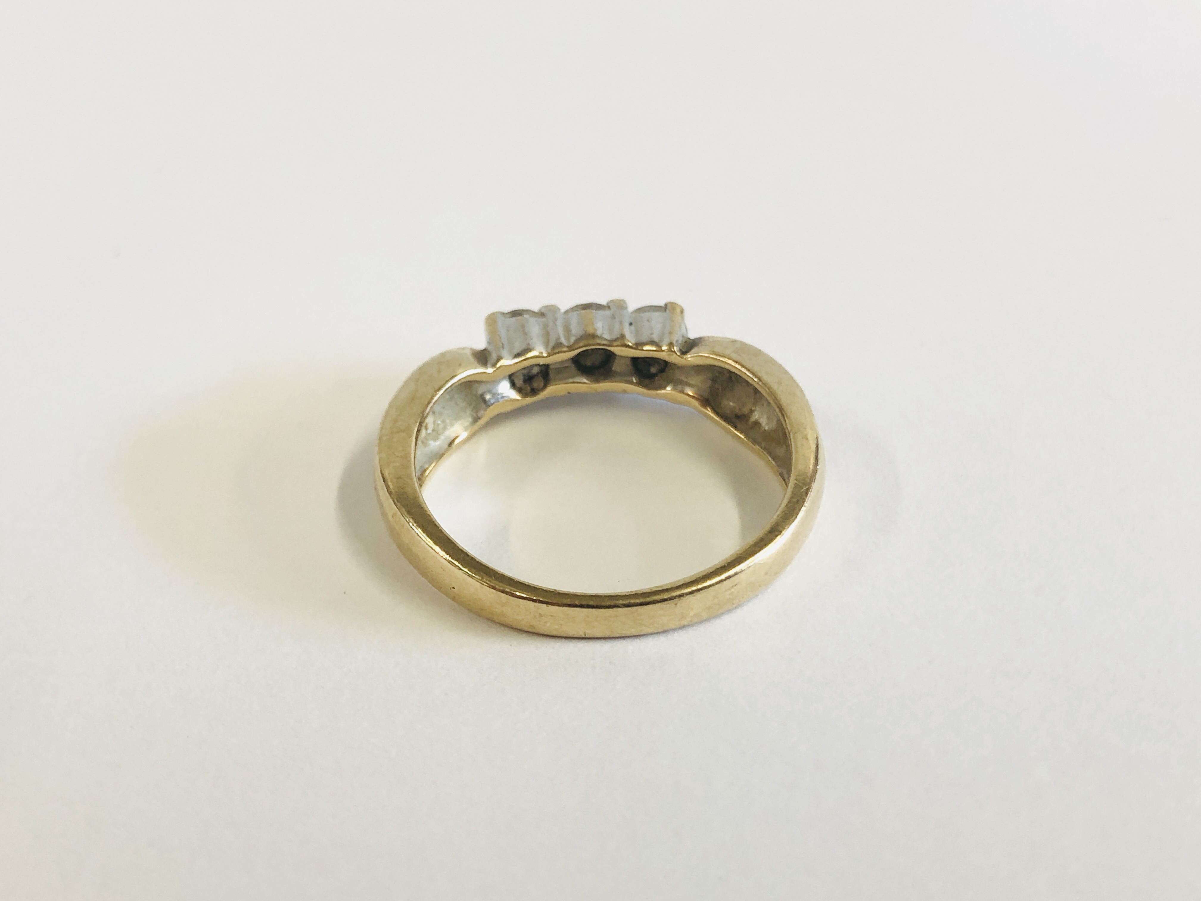 A 9CT GOLD THREE STONE DIAMOND RING. - Image 4 of 8