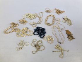SELECTION OF 20 VINTAGE AND RETRO BEAD NECKLACES TO INCLUDE SIMULATED PEARLS.