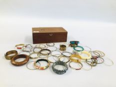 A WOODEN BOX CONTAINING AN EXTENSIVE COLLECTION OF ASSORTED BANGLES TOO INCLUDE VINTAGE AND SILVER