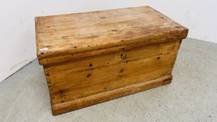 A VINTAGE PINE TRUNK WITH INTERIOR TRAY - W 94CM X D 52CM X H 49CM.