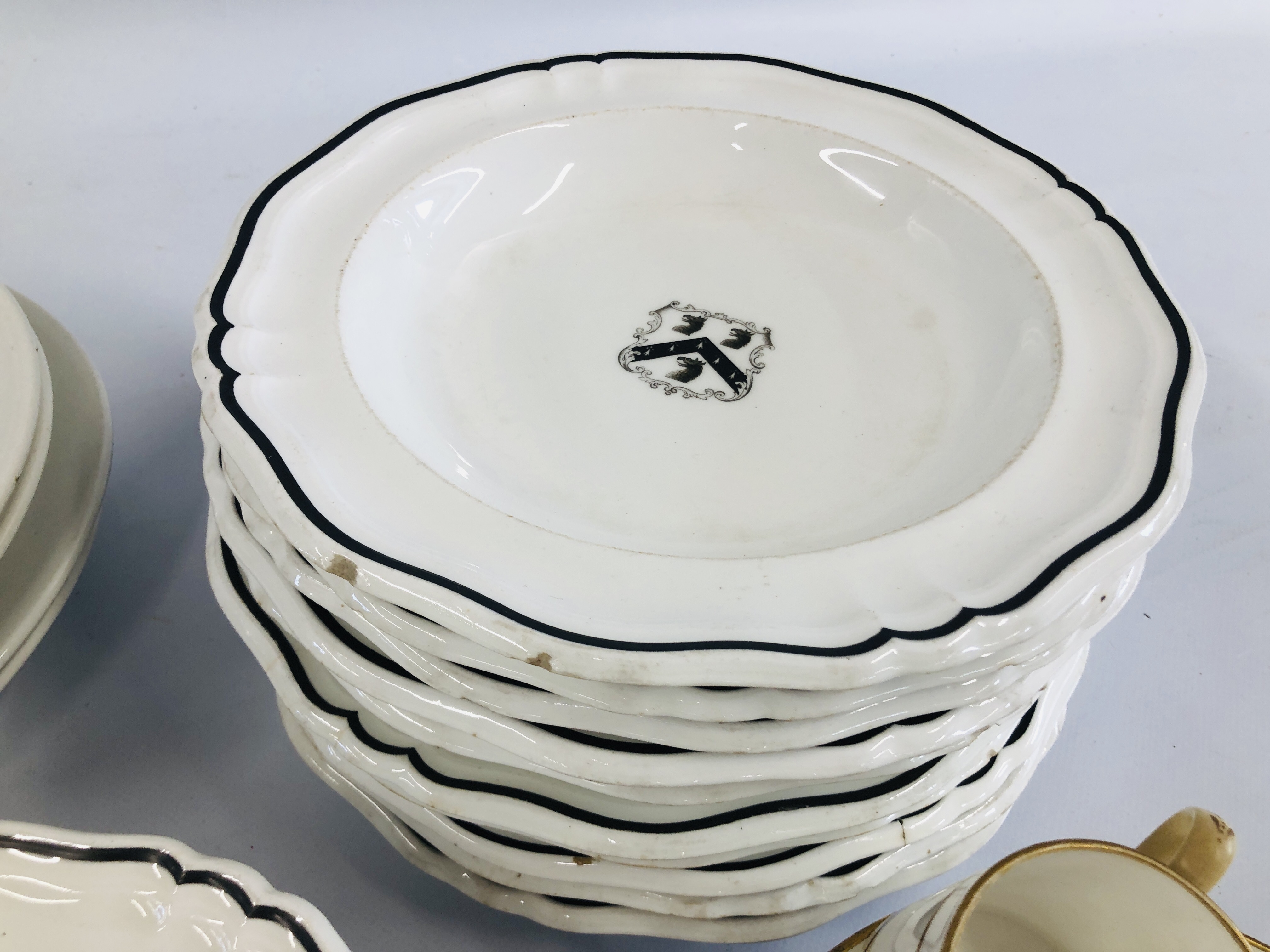 AN EXTENSIVE COLLECTION OF WHITE PORCELAIN AND CHINA DINNER PLATES TO INCLUDE ROYAL WORCESTER AND - Image 18 of 19