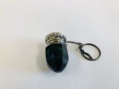 A VINTAGE MINIATURE GREEN GLASS POMANDER WITH WHITE METAL MOUNT AND SUSPENSION CHAIN, L 4CM.