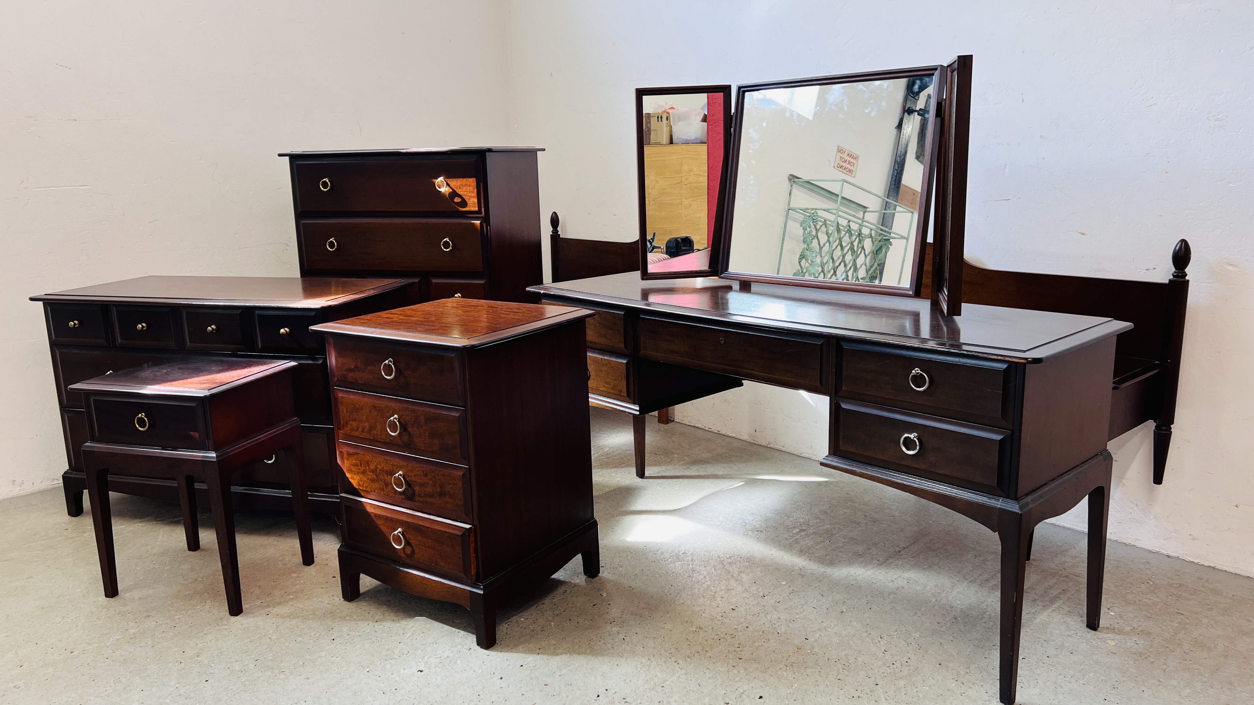 A 6 PIECE SUITE OF STAG MINSTRAL BEDROOM FURNITURE COMPRISING OF 5 DRAWER TRIPLE MIRROR DRESSING - Image 14 of 14