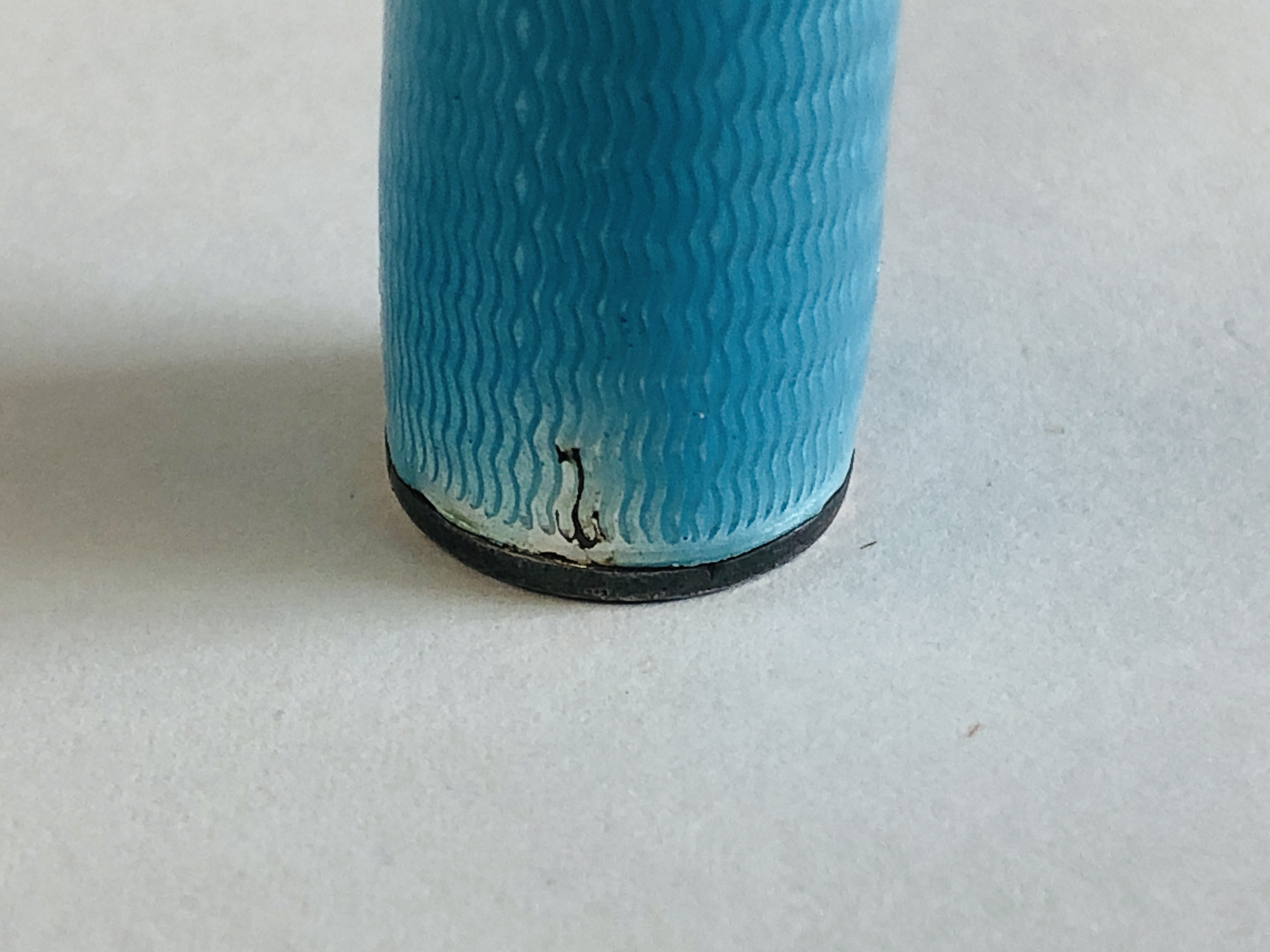 A VINTAGE ENAMELED SILVER CYLINDRICAL THREADED SCENT BOTTLE HOLDER CONTAINING A CLEAR GLASS SCENT - Image 4 of 7