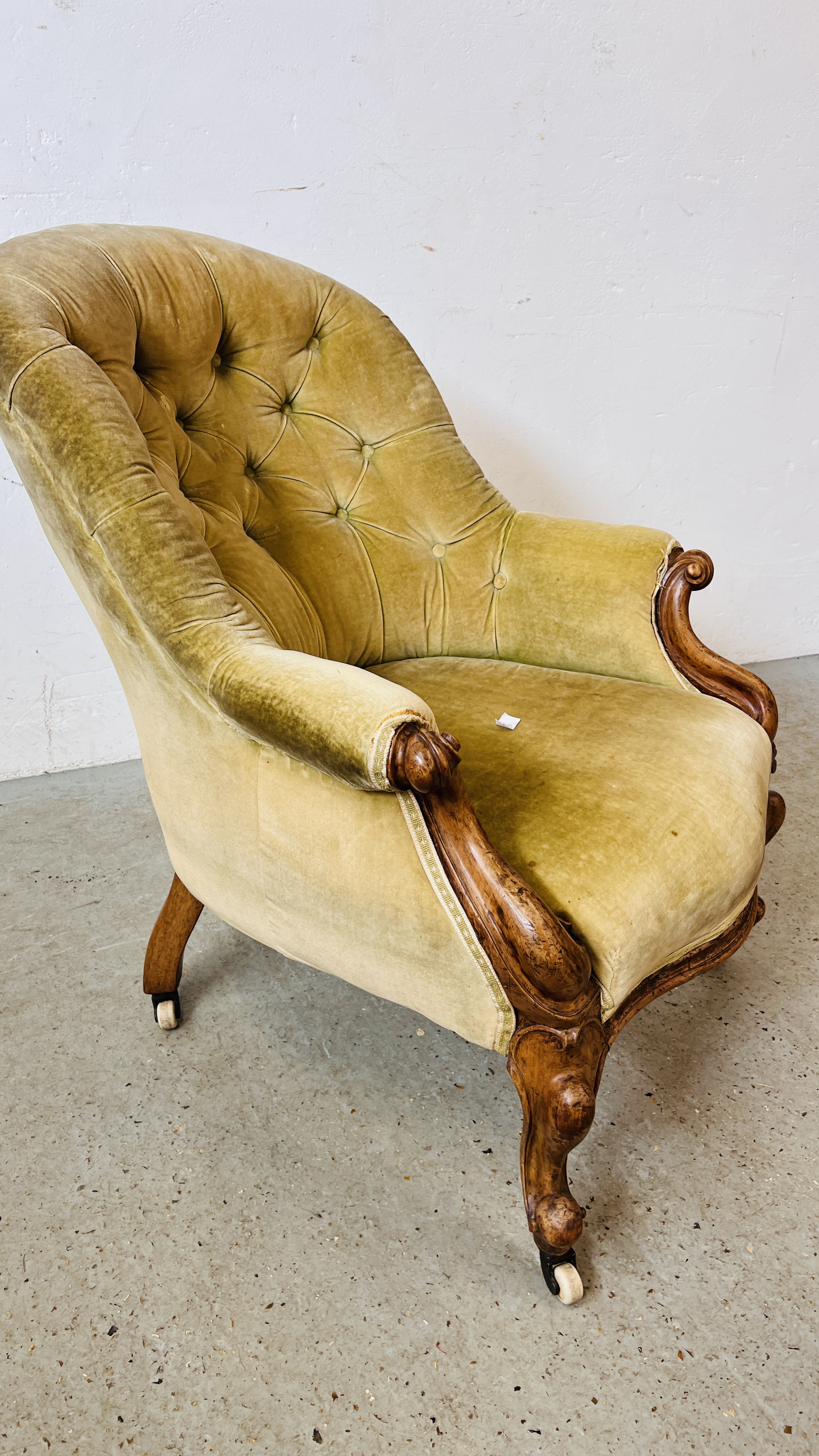 A VICTORIAN MAHOGANY FRAMED BUTTON BACK NURSING CHAIR ON CERAMIC CASTERS. - Image 9 of 9