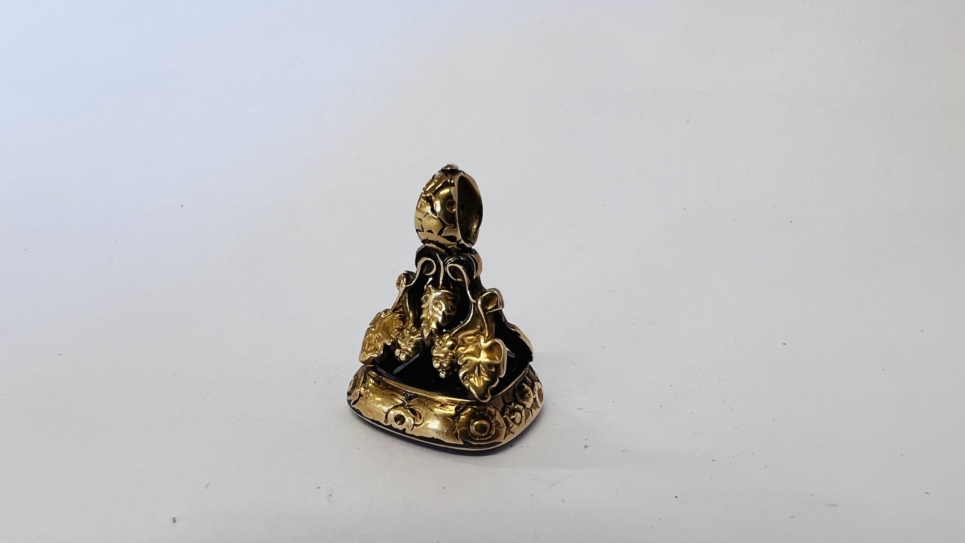 AN ANTIQUE GILT METAL SEAL PENDANT "I'LL BE WARY". - Image 3 of 7