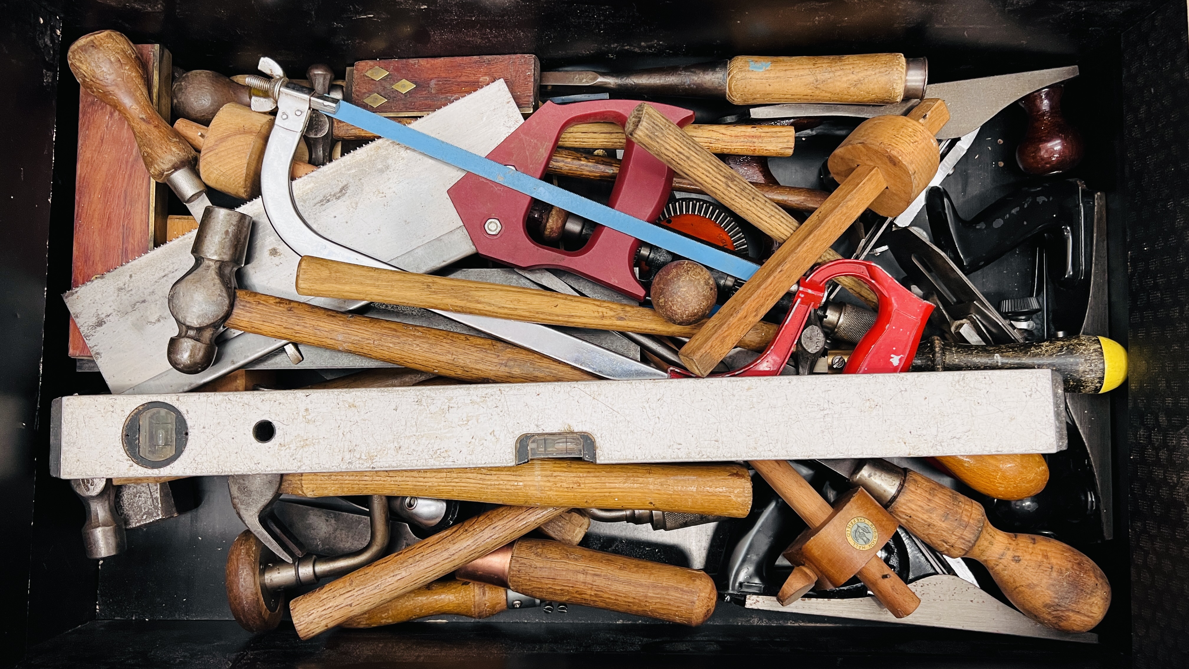 A HEAVY DUTY TOOL CHEST COMPLETE WITH MIXED TOOLS TO INCLUDE CHISELS, DRILL BITS, PLIERS, - Image 3 of 5