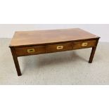 A MAHOGANY FINISH MILITARY STYLE 3 DRAWER COFFEE TABLE L 122CM X D 61CM X H 46CM.