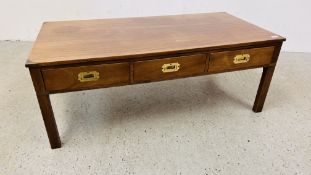 A MAHOGANY FINISH MILITARY STYLE 3 DRAWER COFFEE TABLE L 122CM X D 61CM X H 46CM.