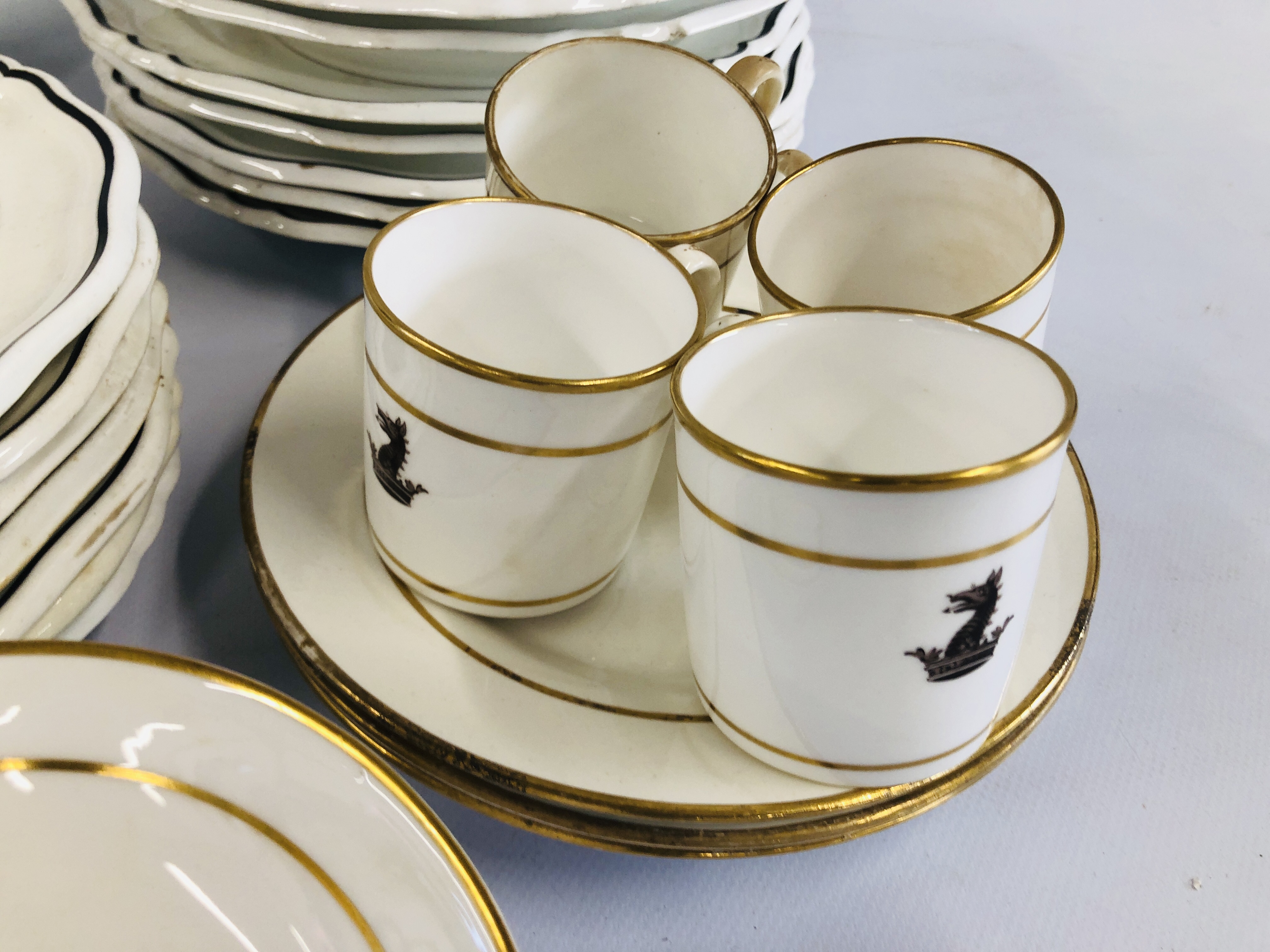 AN EXTENSIVE COLLECTION OF WHITE PORCELAIN AND CHINA DINNER PLATES TO INCLUDE ROYAL WORCESTER AND - Image 4 of 19