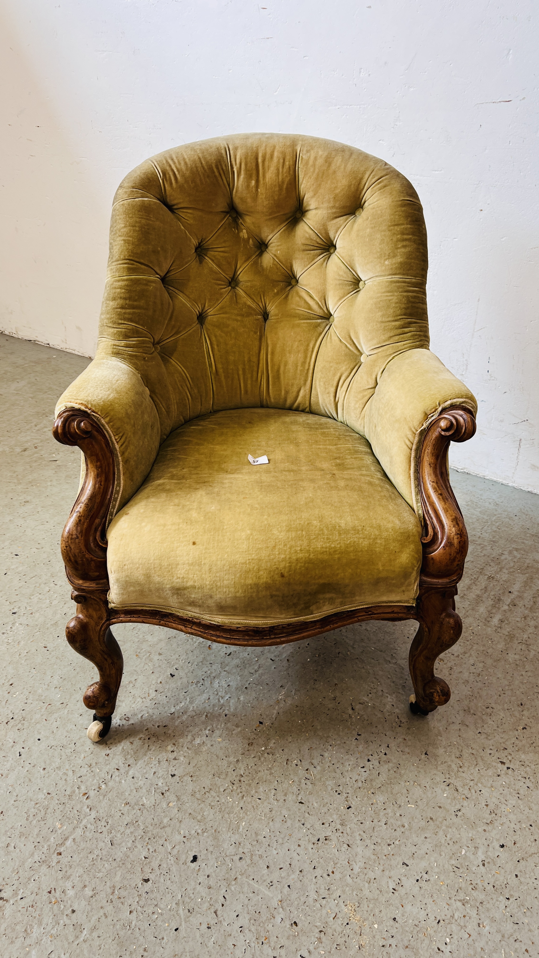 A VICTORIAN MAHOGANY FRAMED BUTTON BACK NURSING CHAIR ON CERAMIC CASTERS. - Image 2 of 9