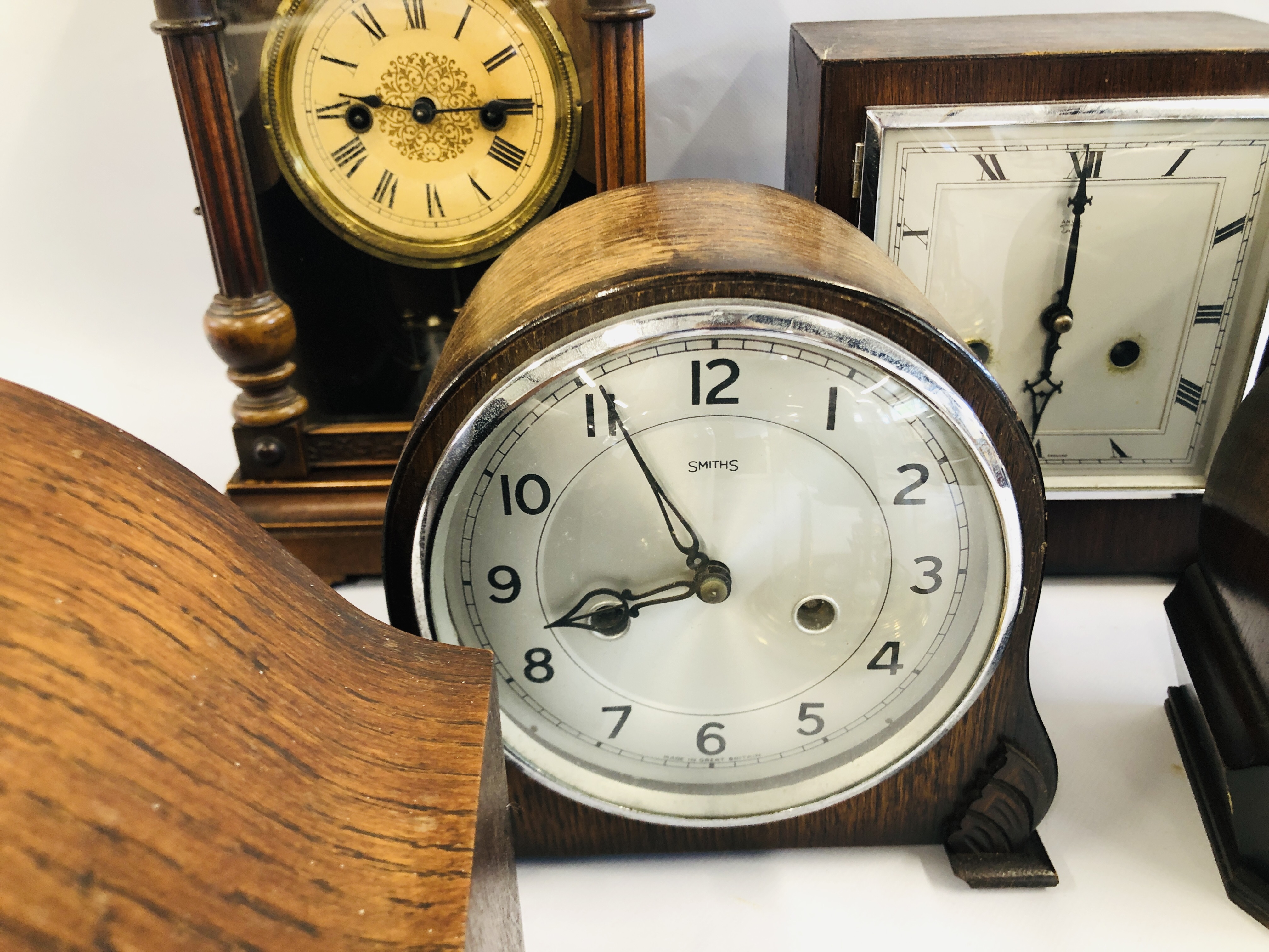 A GROUP OF SIX VARIOUS MANTEL CLOCKS TO INCLUDE SMITHS AND ANVIL EXAMPLES AND TWO ANNIVERSARY - Image 6 of 8