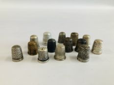 A COLLECTION OF 14 VARIOUS THIMBLES TO INCLUDE 6 SILVER EXAMPLES.