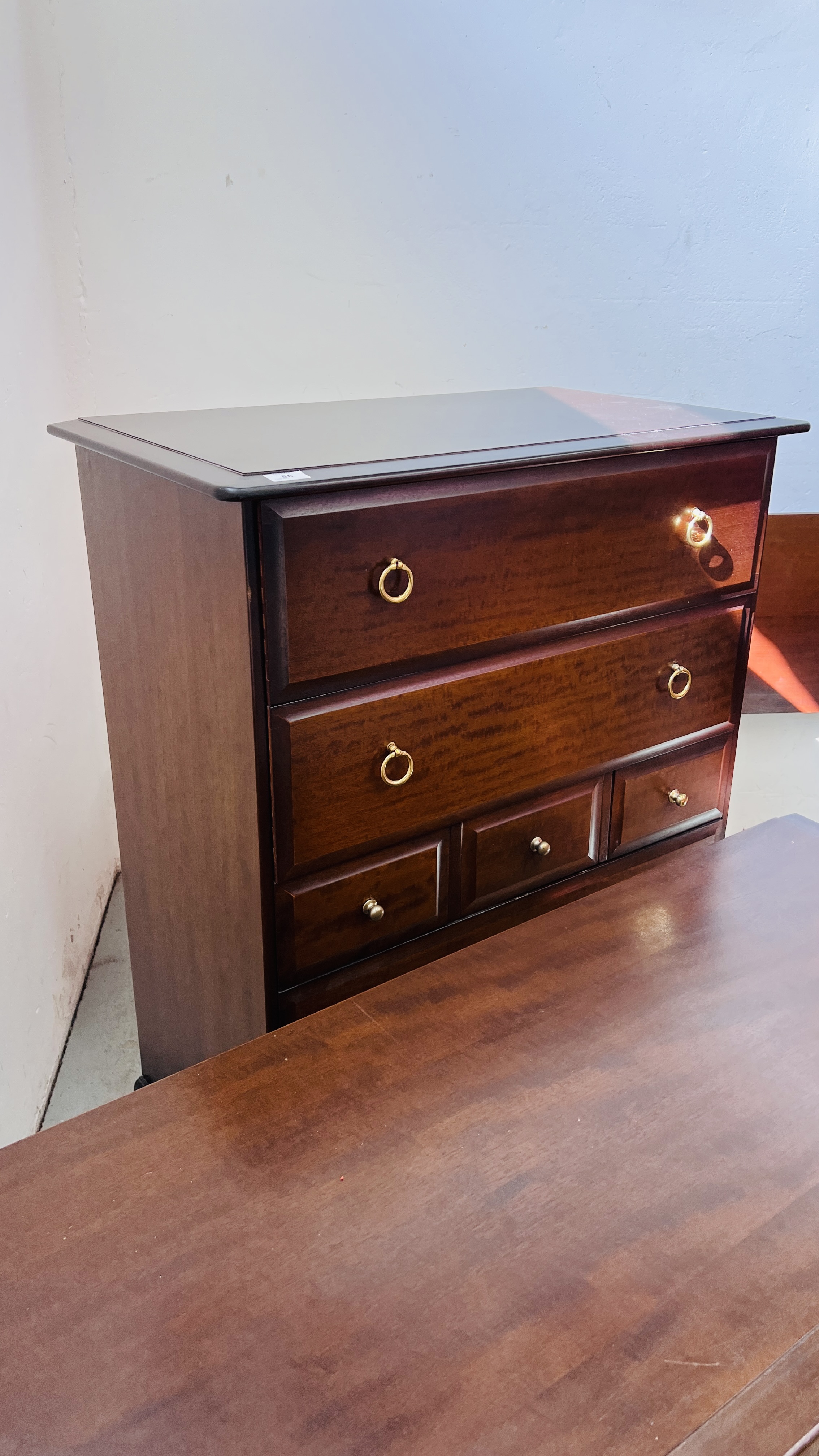 A 6 PIECE SUITE OF STAG MINSTRAL BEDROOM FURNITURE COMPRISING OF 5 DRAWER TRIPLE MIRROR DRESSING - Image 5 of 14