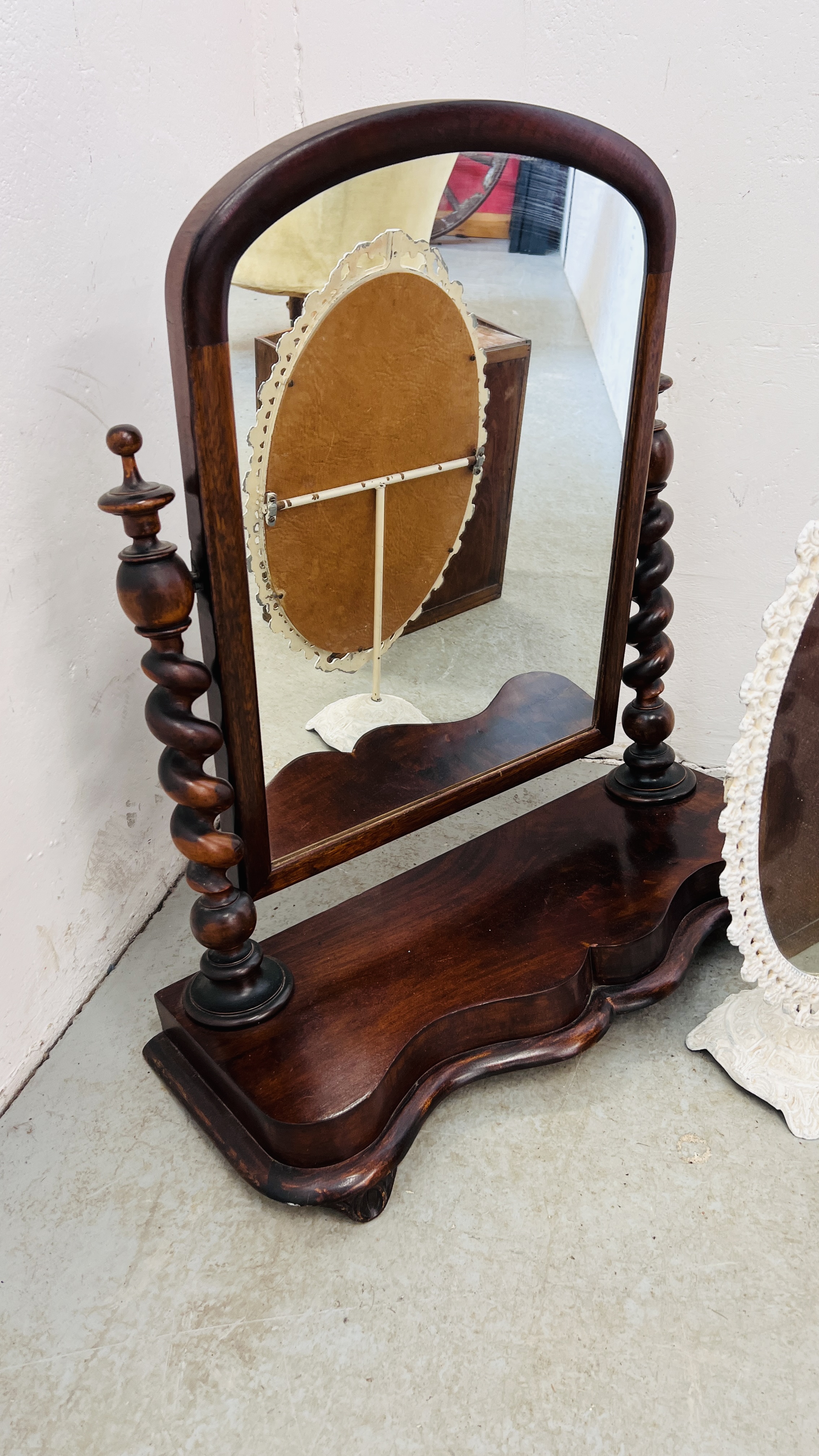 A VICTORIAN MAHOGANY DRESSING TABLE MIRROR - H 74CM ALONG WITH A VINTAGE OAK TWO DOOR ONE DRAWER - Image 4 of 7