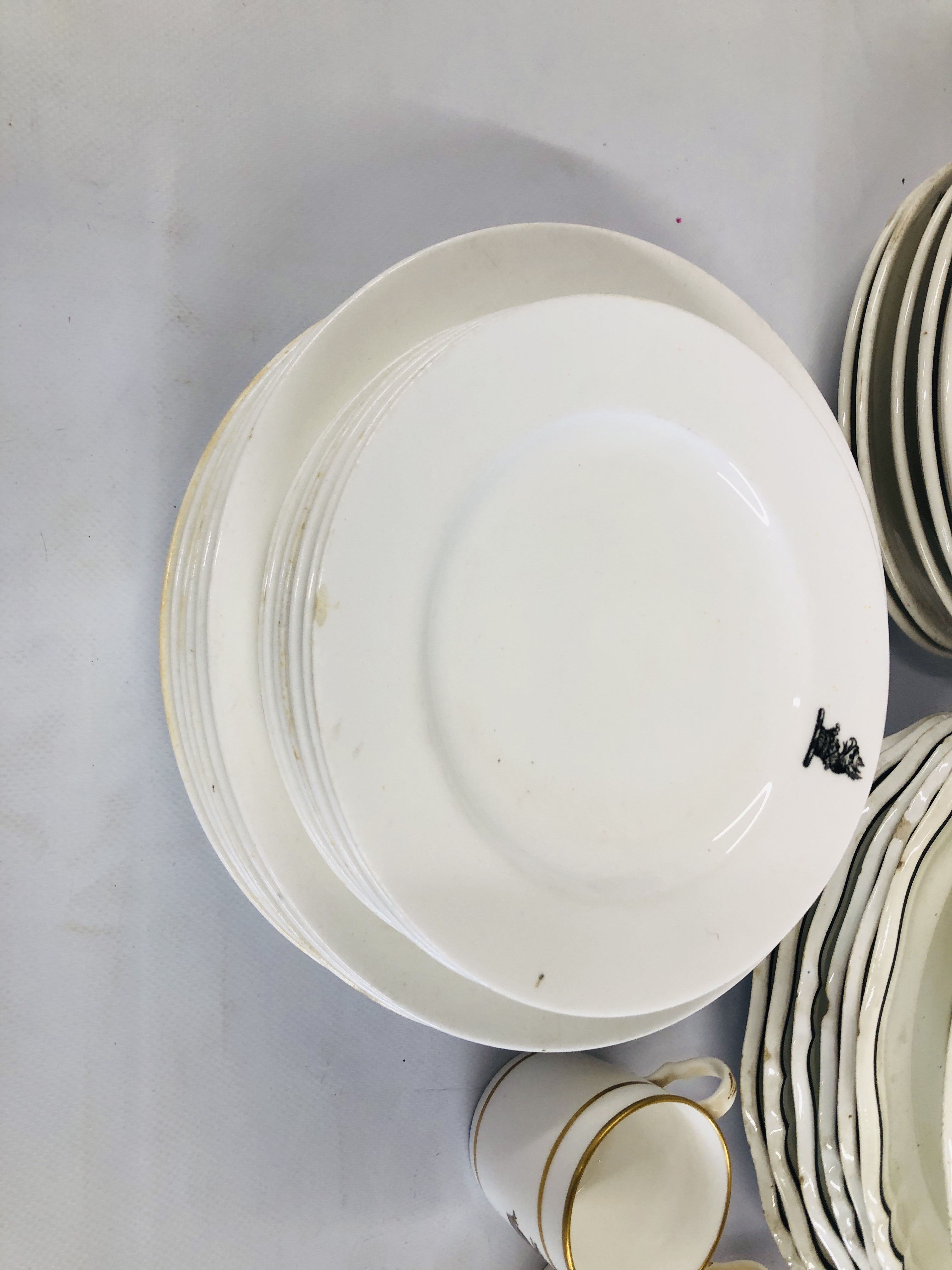 AN EXTENSIVE COLLECTION OF WHITE PORCELAIN AND CHINA DINNER PLATES TO INCLUDE ROYAL WORCESTER AND - Image 7 of 19