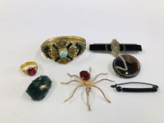 A GROUP OF VINTAGE JEWELLERY TO INCLUDE A SPIDER BROOCH THE BODY INSET WITH A RED STONE,