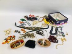 A BOX CONTAINING AN EXTENSIVE GROUP OF COSTUME JEWELLERY, BEADED NECKLACES,