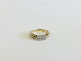 A 9CT GOLD THREE STONE DIAMOND RING.