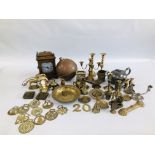 A BOX CONTAINING AN ASSORTMENT OF METALWARE TO INCLUDE BRASS AND COPPER EXAMPLES,