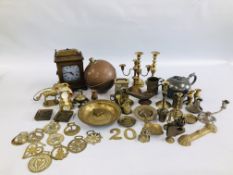 A BOX CONTAINING AN ASSORTMENT OF METALWARE TO INCLUDE BRASS AND COPPER EXAMPLES,