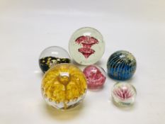 A GROUP OF 6 ART GLASS PAPERWEIGHTS TO INCLUDE LANGHAM AND MADINA EXAMPLES ALONG WITH A CORNISH