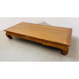 A LARGE OVERSIZED HARDWOOD EASTERN DESIGN COFFEE TABLE - L 198, W 92, H 36CM.