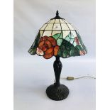 A DECORATIVE TIFFANY STYLE TABLE LAMP H 60CM - SOLD AS SEEN.