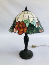 A DECORATIVE TIFFANY STYLE TABLE LAMP H 60CM - SOLD AS SEEN.