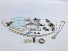 A SMALL COLLECTION OF ASSORTED SILVER AND WHITE METAL JEWELLERY.