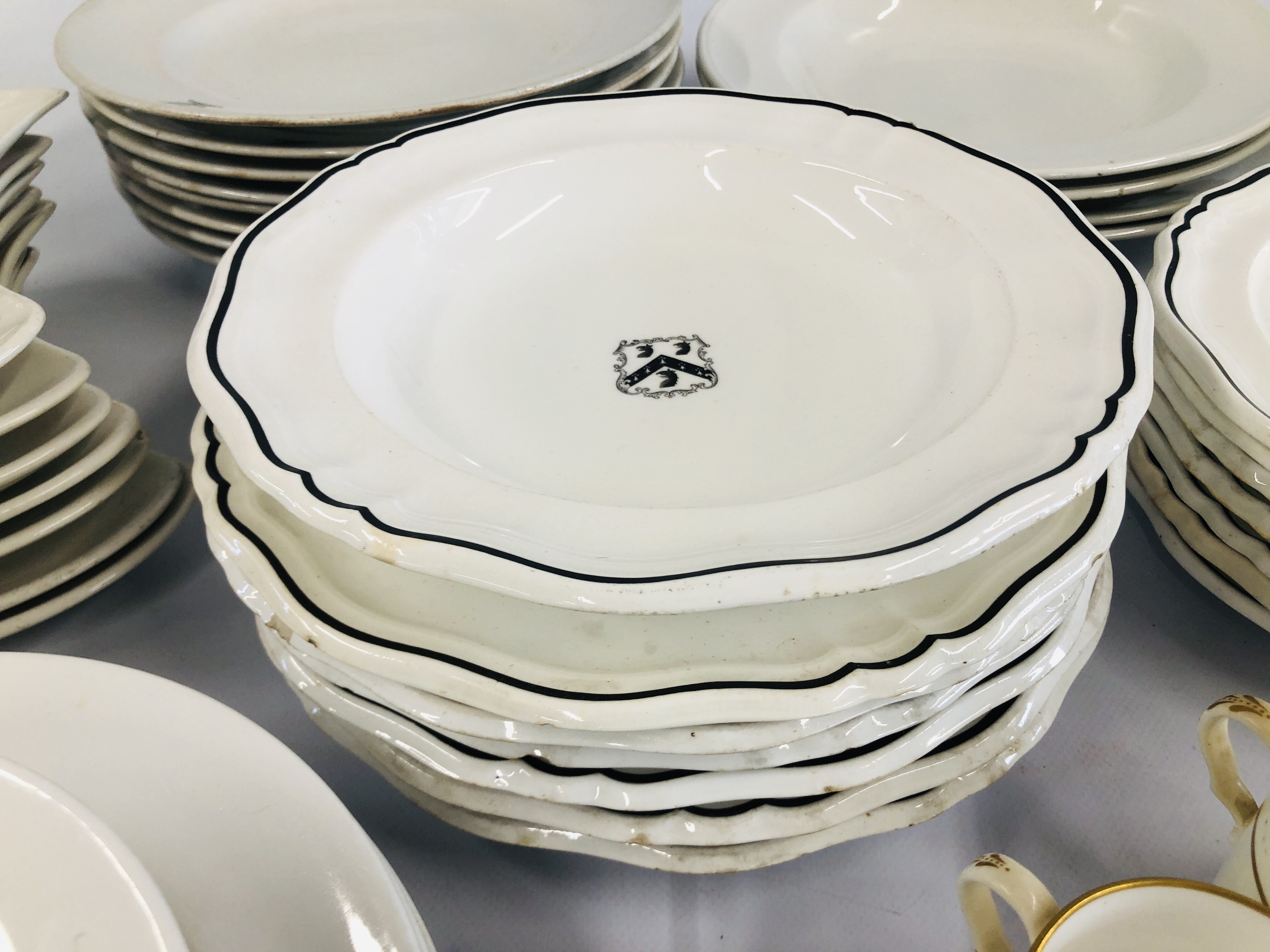 AN EXTENSIVE COLLECTION OF WHITE PORCELAIN AND CHINA DINNER PLATES TO INCLUDE ROYAL WORCESTER AND - Image 10 of 19