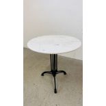 A VINTAGE STYLE CIRCULAR MARBLE TOPPED BISTRO TABLE ON A DECORATIVE CAST PEDESTAL BASE - D 75CM X H