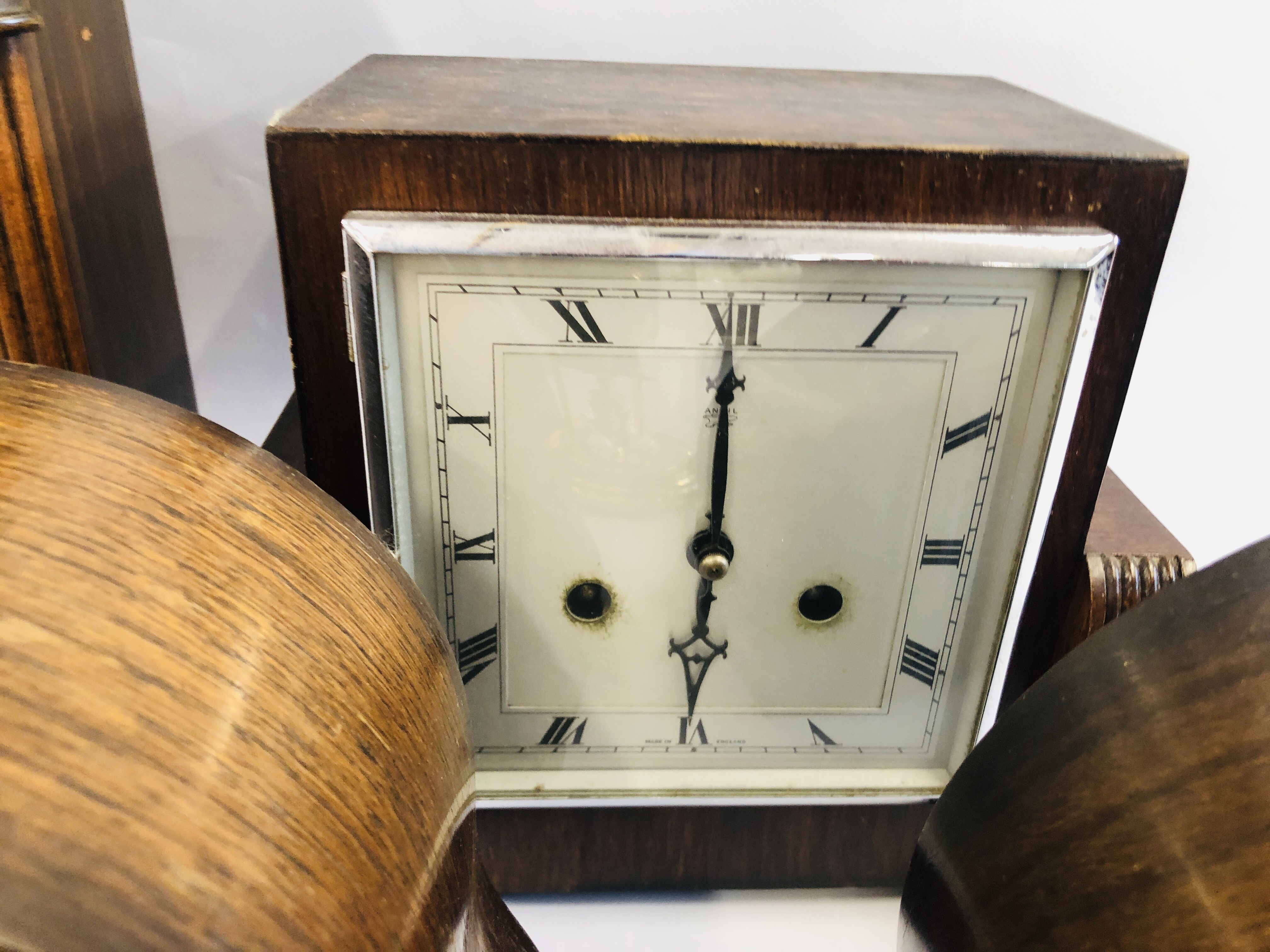A GROUP OF SIX VARIOUS MANTEL CLOCKS TO INCLUDE SMITHS AND ANVIL EXAMPLES AND TWO ANNIVERSARY - Image 7 of 8