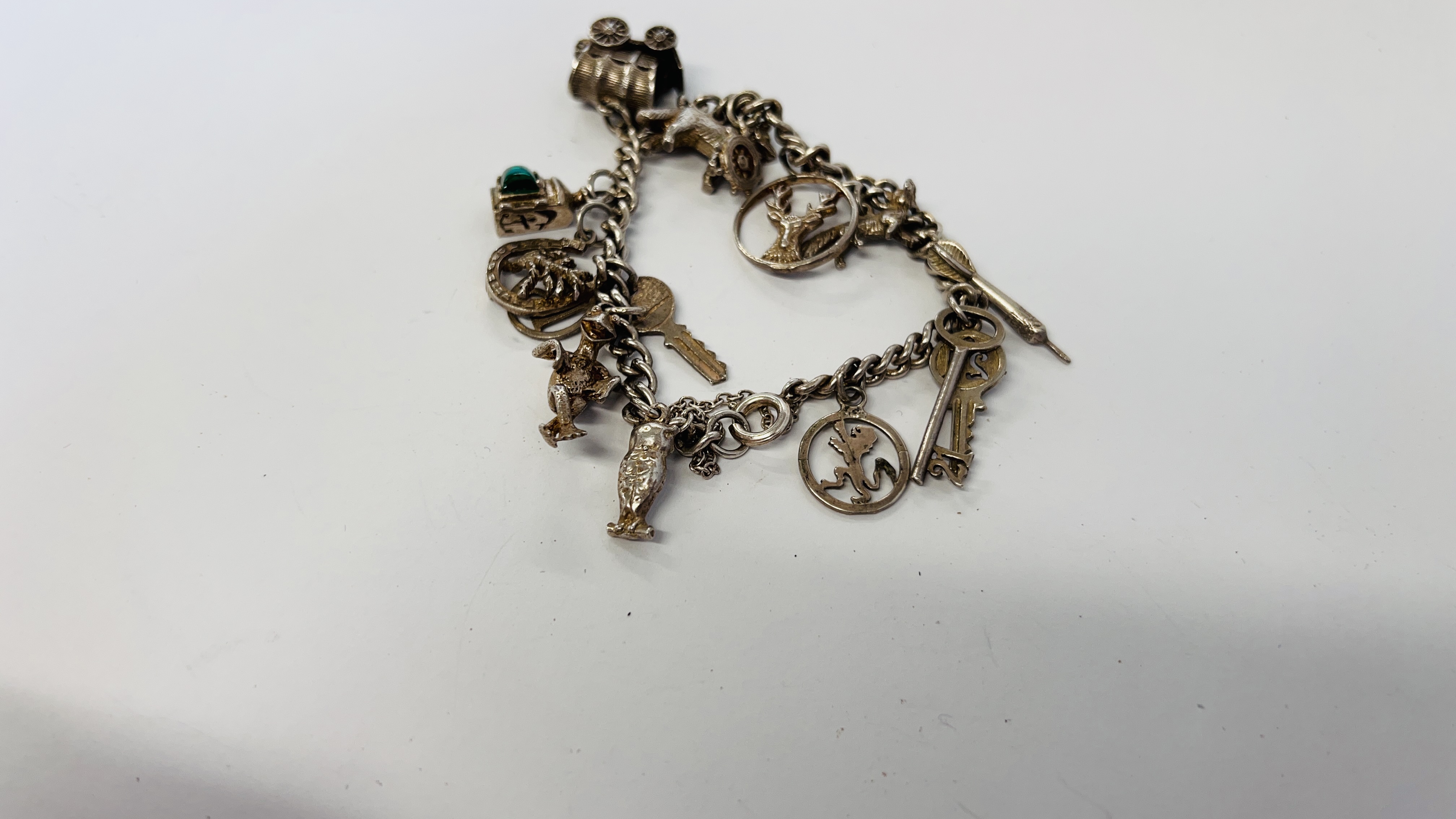 VINTAGE 925 SILVER BRACELET WITH 13 CHARMS ATTACHED. - Image 2 of 6