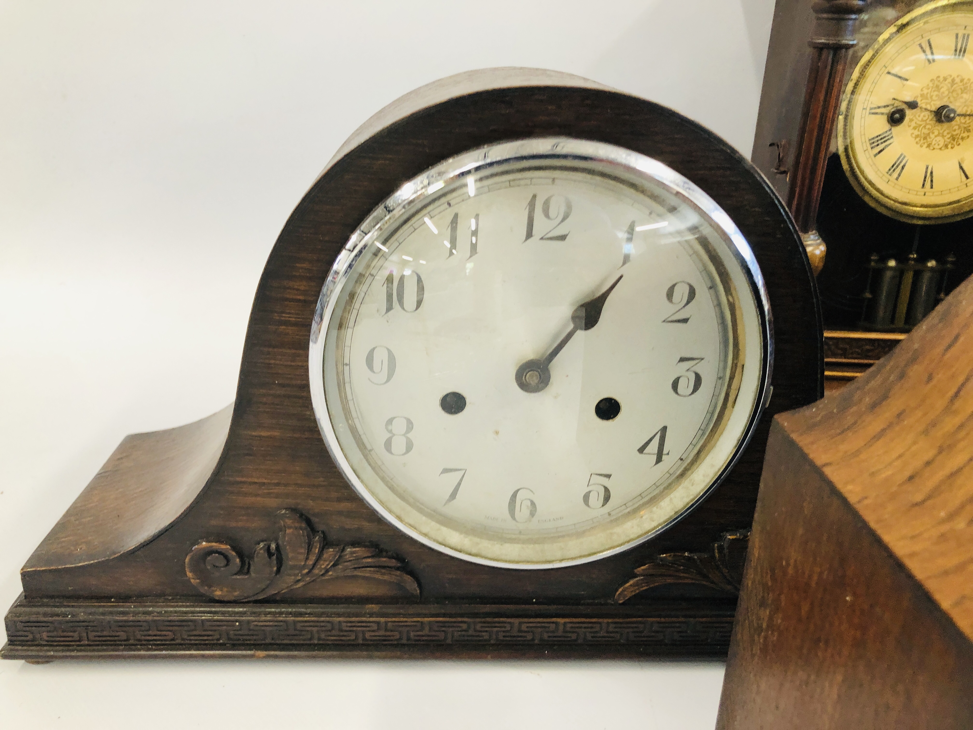 A GROUP OF SIX VARIOUS MANTEL CLOCKS TO INCLUDE SMITHS AND ANVIL EXAMPLES AND TWO ANNIVERSARY - Image 2 of 8