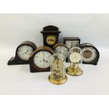 A GROUP OF SIX VARIOUS MANTEL CLOCKS TO INCLUDE SMITHS AND ANVIL EXAMPLES AND TWO ANNIVERSARY