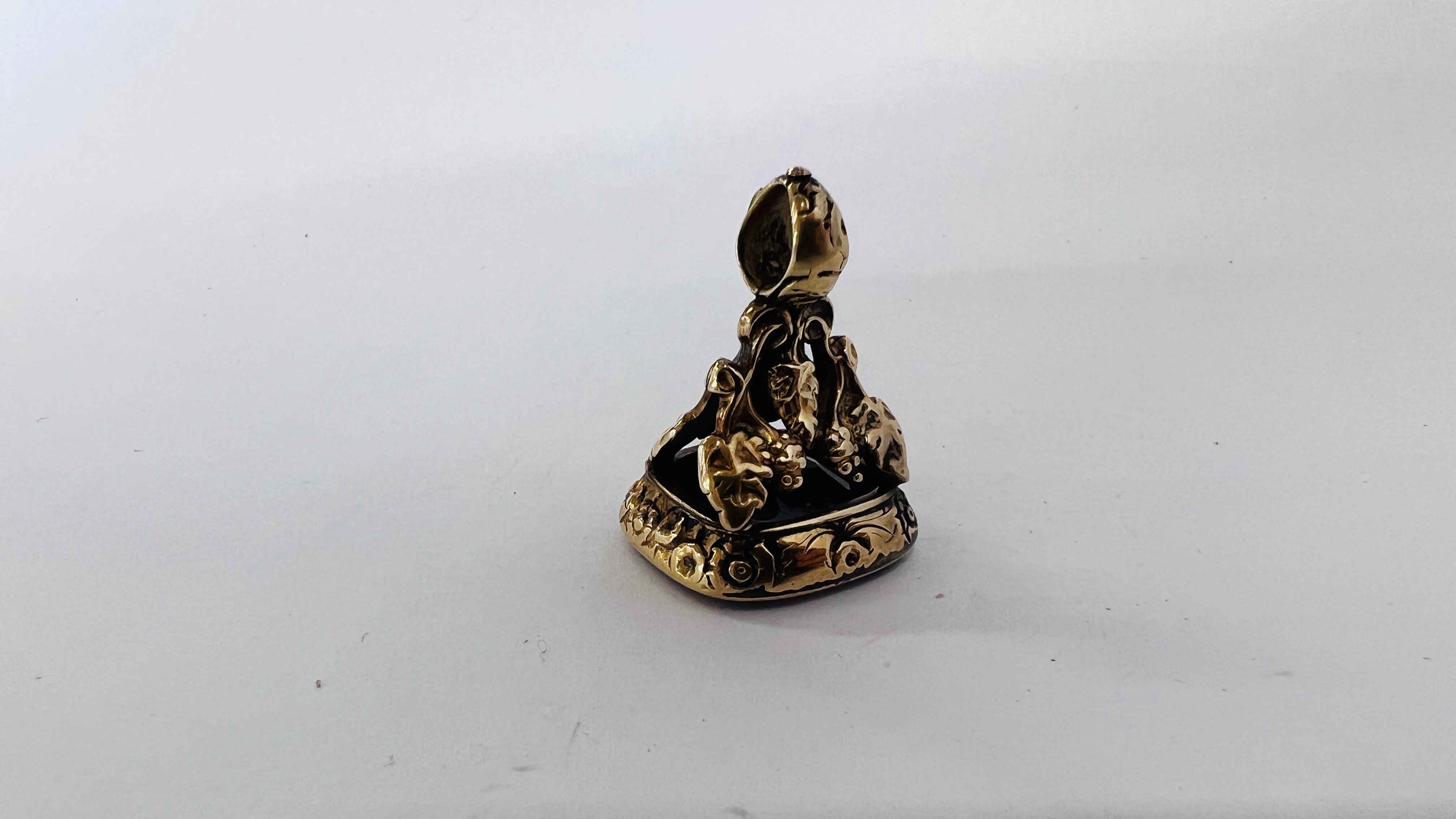 AN ANTIQUE GILT METAL SEAL PENDANT "I'LL BE WARY". - Image 4 of 7